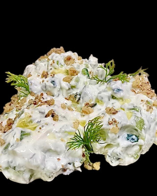 МЛЕЧНА САЛАТА С ОРЕХИ И ЗЕХТИН