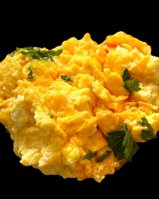 БЪРКАНИ ЯЙЦА СЪС СИРЕНЕ И МАСЛО